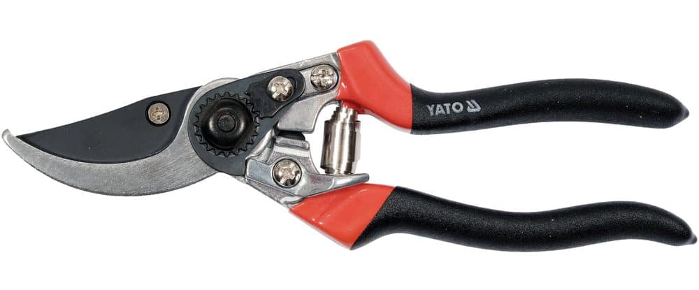 Wyposażenie szklarni – o czym warto pomyśleć? Sekator ogrodniczy YATO – ręczne narzędzie do przycinania roślin, idealne wyposażenie szklarni.
