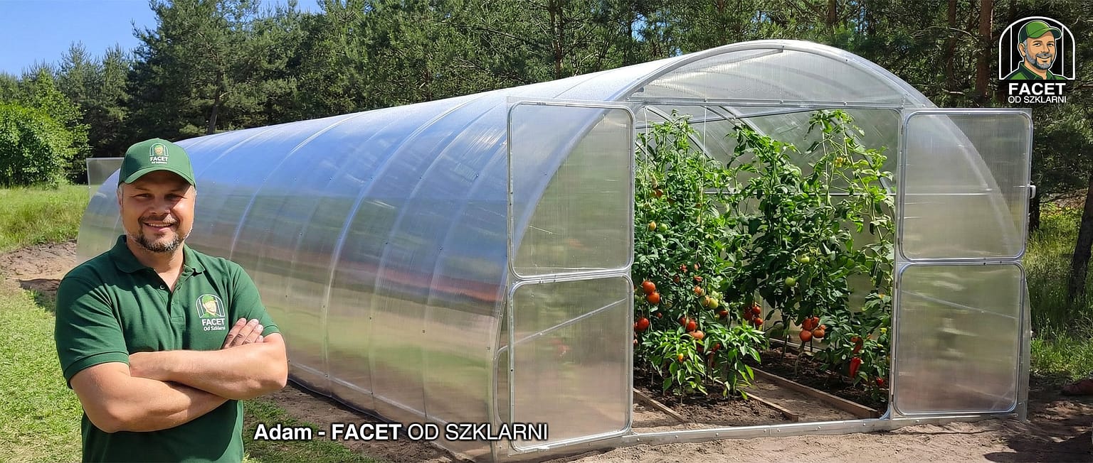 O NAS Adam Facet od Szklarni stojący przy szklarni ogrodowej z poliwęglanu z uprawą pomidorów